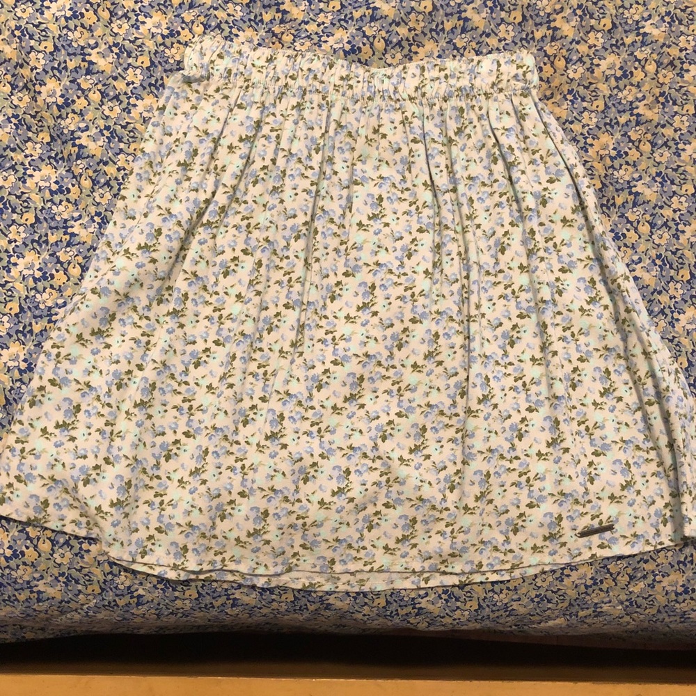 A&F SUPER CUTE FLOWY SPRING SKIRT